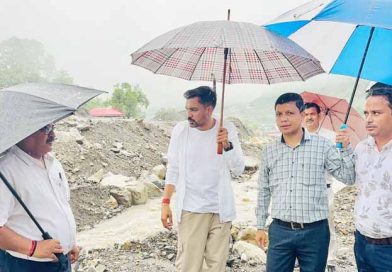 भारी बारिश के बीच ग्राउंड जीरो पर उतरे डीएम