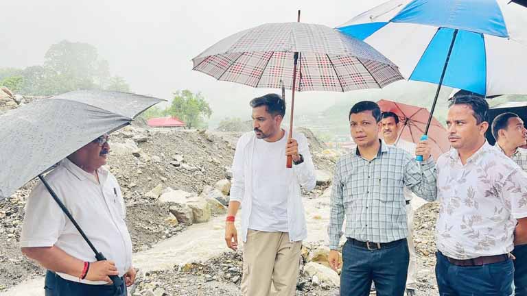 भारी बारिश के बीच ग्राउंड जीरो पर उतरे डीएम