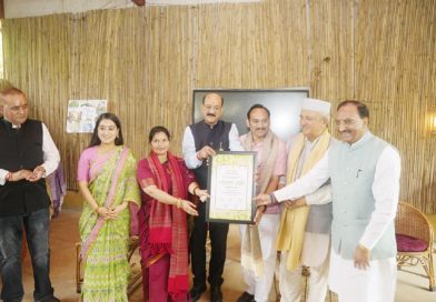 लेखक गाँव में पर्यावरण प्रहरियों का सम्मान