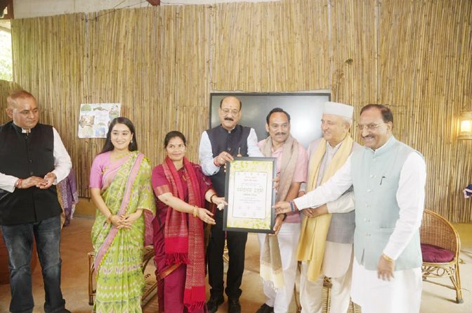 लेखक गाँव में पर्यावरण प्रहरियों का सम्मान